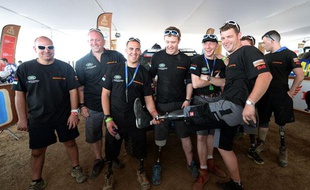 Tony Harris présente sa prothèse de jambe devant toute son équipe, le 5 janvier 2013, à Lima, avant le départ du Dakar 2013.