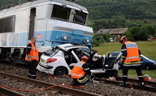 Les pompiers s'affairent le 10 août 2009 à Saint-Jean-de-la-Porte, après qu'un train-corail a percuté une voiture sur un passage à niveau.