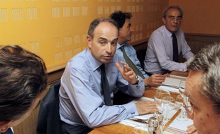 Le secrétaire général de l'UMP, Jean-François Copé, a réaffirmé samedi, à quinze jours des législatives, que son parti ne passerait jamais d'alliance avec le Front national, même s'il ne s'interdit pas de parler à ses électeurs.