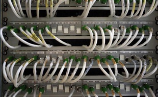 La plainte de la FIDH s'appuie notamment sur des articles du Monde, qui affirmait en juillet 2013 que la DGSE interceptait "la totalité des communications" en France pour les stocker "pendant des années" sans contrôle légal