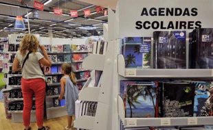 Le prix moyen des fournitures scolaires est resté quasi-stable sur les quatre dernières années, "une inflation très modérée qui détonne au regard du contexte économique actuel", relève une étude de l'institut GFK parue lundi.