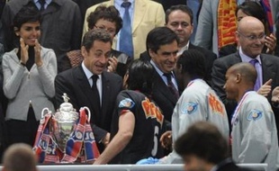 Le président Nicolas Sarkozy a assuré mardi que "tout se passe bien" avec son Premier ministre François Fillon avec qui il "travaille en tandem", affirmant qu'on chercherait en vain "à mettre un coin" entre eux deux.