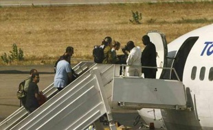 Members of the French aid group Zoe's Ark, who were sentenced to hard labour in Chad for trying to kidnap 103 children, board an aircraft at N'Djamena airport December 28, 2007, as they prepare to fly out of the African nation to France, where they are due to serve their sentences in jail. CHAD)