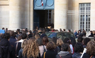 La foule d'étudiants massée devant le bâtiment de droit de la Sorbonne durant la minute de silence.