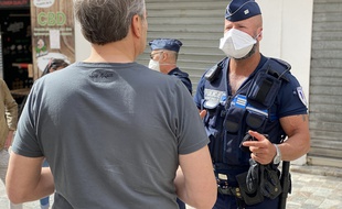 Des policiers sensibilisent les badauds sur l'arrêté réglementant le port du masque à Cannes, le 5 mai 2020