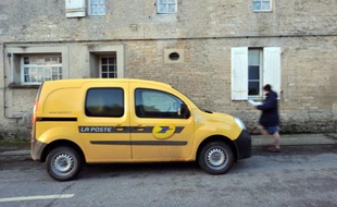 Rendre visite aux personnes âgées pour s'assurer qu'elles vont bien, leur apporter des médicaments, installer des boîtiers de téléassistance ou relever les compteurs de gaz: face à la baisse du courrier, les facteurs vont élargir peu à peu leurs activités.