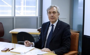 Le médiateur Dominique-Jean Chertier, nommé par le gouvernement pour mettre fin à la grève à Radio France, lors d'une rencontre avec le syndicats le 10 avril 2015