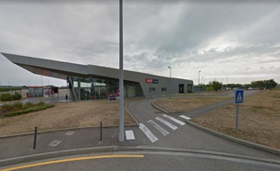 L'agence Avis de l'aéroport de Lyon.