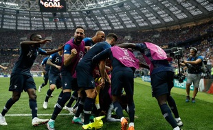 Le banc tricolore se précipite sur Mbappé après le quatrième but tricolore.