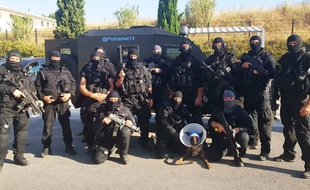 Cooper, entouré de ses collègues du Raid.
