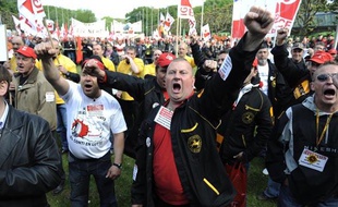 Les salariés de Continental réunis sur la pelouse devant le palais des Congrès où se tenait l'assemblée générale des actionnaires le 23 avril 2009 à Hanovre (Allemagne)