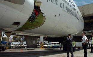 Un Boeing 747 australien a fait vendredi un atterrissage d'urgence sur l'aéroport de Manille, aux Philippines, en raison d'un trou dans le fuselage, sans faire de blessés, ont indiqué des responsables de la compagnie et de l'aéroport.