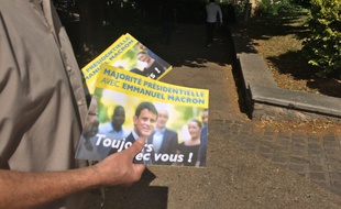 Tractage à Corbeil-Esonnnes pour Manuel Valls
