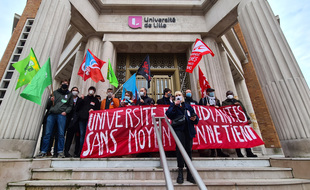 Faible mobilisation des étudiants devant le siège de l'Université de Lille.
