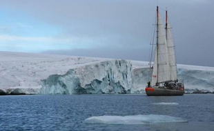 Après 72 heures de navigation à hauts risques dans le détroit Vilkitski, à l'extrémité septentrionale de la Sibérie Orientale, qui commande le fameux passage du Nord-Est entre Atlantique et Pacifique en Arctique, la goélette océanographique française Tara a triomphé de la banquise en débâcle.