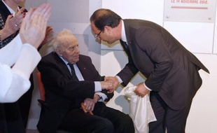 François Hollande a qualifié mercredi François Jacob, prix Nobel, Compagnon de la Libération et académicien, décédé vendredi à 92 ans, d'"homme d'exception, animé par l'amour de la liberté".