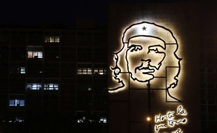 Un sculpture illuminée représente le visage d'Ernesto Guevara sur la place de la Révolution à La Havane à Cuba.