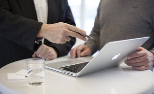Un manager et son collaborateur lors d'un entretien.