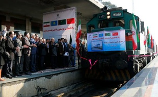 Des responsables iraniens applaudissent, sur le quai de la gare de Téhéran, l'arrivée du premier train reliant la Chine et l'Iran, redonnant vie à la célèbre "route de la soie", le 15 février 2016