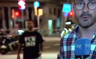 L'homme au tee-shirt «Fuck Isis» de Barcelone.