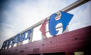 Une enseigne d'un centre commercial Carrefour, à La Ville du Bois le 24 novembre 2020.