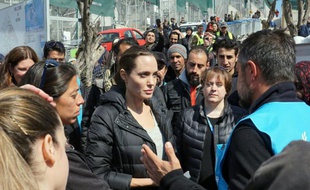 L'actrice américaine et ambassadrice de bonne volonté de l'Onu Angelina Jolie (c) visite le camp de réfugiés de Moria sur l'île de Lesbos, le 17 mars 2016