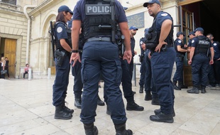 Des policiers marseillais devant la gare Saint-Charles.