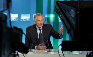 Dominique de Villepin a affirmé dimanche soir sur TV5Monde qu'"à (sa) connaissance, il n'y avait "aucun lien" entre l'arrêt à partir de 1995 du versement de commissions dans le cadre d'un contrat d'armement avec le Pakistan et l'attentat de Karachi en 2002.