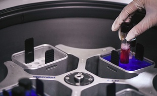 Une centrifugeuse cellulaire utilisée pour tester un vaccin contre le VIH (illustration).