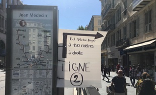 La signalétique improvisée du nouveau réseau de bus à Nice.
