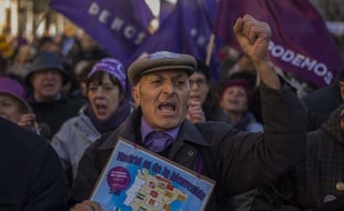 Un homme défile, le 31 janvier 2015, en soutien à Podemos le parti anticapitaliste espagnol