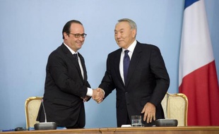 Le président français François Hollande et son homologue kazakh Noursoultan Nazarbaev le 5 décembre 2014 à Astana