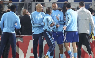 Patrice Evra est retenu par Doria après une altercation avec des supporteurs marseillais lors du match de Ligue Europa entre l'OM et Guimaraes, le 2 novembre 2017.