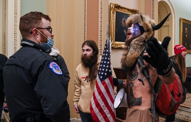 Etats-Unis : Le « QAnon Shaman » qui avait participé aux émeutes du Capitole en veut à Donald Trump