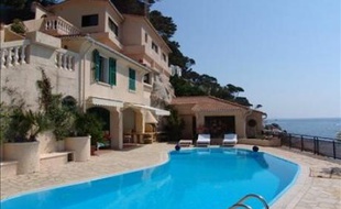 Ceci est une modeste villa du Cap d'Ail, dans le sud de la France, qui compte trois chambres, trois salles de bain, trois salles de réception... Prix : 10 millions d'euros.