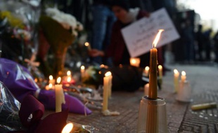 Une cérémonie en hommage à l'étudiant italien Giulio Regen, à l'extérieur de l'ambassade italienne du Caire, le 6 février 2016