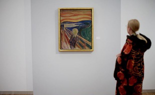 Une personne regarde le tableau «Le Cri» d'Edvard Munch au Musée Munch d'Oslo.