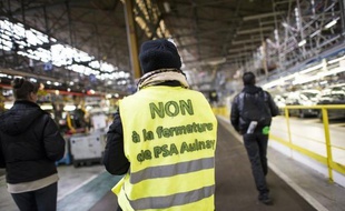 PSA Peugeot Citroën a affiché mercredi sa volonté d'ouvrir au plus vite des négociations sur la compétitivité en France, mais le projet s'annonce ardu sur fond de controverse autour d'une éventuelle fermeture anticipée de l'usine d'Aulnay.