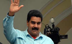 Venezuelan President Nicolas Maduro (R) waves after a meeting with Venezuela's Foreign Minister Elias Jaua, in Caracas on September 19, 2013. Jaua said Thursday that the United States didn't authorize the plane of President Maduro to fly across the Puerto Rican airspace on its way to China. AFP PHOTO/JUAN BARRETO