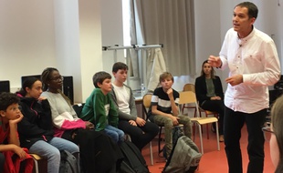 Le major Denis Méreau intervient devant une classe de 4e du collège Jules-Hoffmann de Strasbourg pour leur parler de cybermalveillance.
