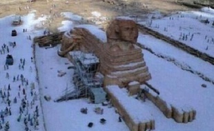 La fausse photo du Sphinx de Gizeh sous la neige diffusée vendredi 13 décembre sur Twitter.