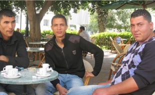 Walid Mansouri avec son frère Hamdi et Aymen Gannouni (de g. à dr.), à une terrasse de café à Tunis, hier.