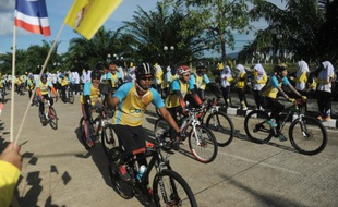 Des milliers de cyclistes dans les rues de Bangkok pour rendre hommage au roi de Thaïlande, le 11 décembre 2015