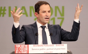 Benoit Hamon, candidat socialiste, en meeting à Bastia le 6 mars 2017.