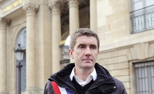 Le maire de Sevran, Stéphane Gatignon (EELV), poursuivait lundi à midi sa grève de la faim devant le Palais-Bourbon, décidé à "aller jusqu'au bout" pour obtenir de meilleures dotations pour les villes pauvres et en particulier la sienne, l'une des plus défavorisées de France.
