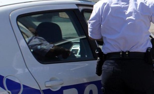 uatre étudiants en médecine dentaire équipés d'armes factices ont suscité l'émoi dimanche soir dans un hôpital de Nice, nécessitant l'arrivée en force de policiers, a-t-on appris de sources concordantes.