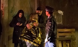Une survivante de l'explosion survenue dans une boîte de nuit à Bucarest est prise en charge par les secours, le 31 octobre 2015.