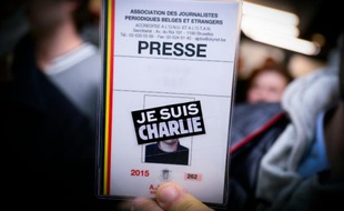 Une carte de presse avec la mention "Je suis Charlie" le 8 janvier 2015 à Bruxelles