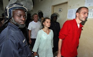 Une peine de trois ans de prison, dont deux ferme, assortie d'un mandat d'arrêt, a été requise mardi à l'encontre du président de l'Arche de Zoé, Eric Breteau, et de sa compagne Emilie Lelouch, qui avaient tenté en 2007 d'exfilter du Tchad une centaine d'enfants présentés comme des orphelins du Darfour.