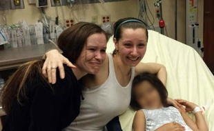 Amanda Berry (au centre) réunie avec sa soeur (à gauche) le 6 mai 2013 à Cleveland, Ohio.